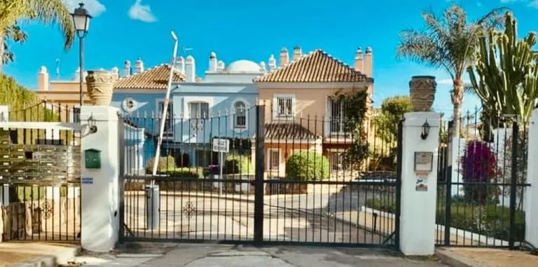 https://liontrustspain.com/wp-content/uploads/2023/12/Aloha-Lake-Village.jpg